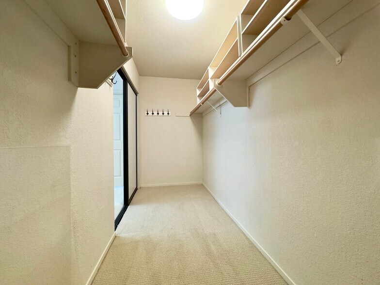 Building Photo - 2221 Pinehurst Way