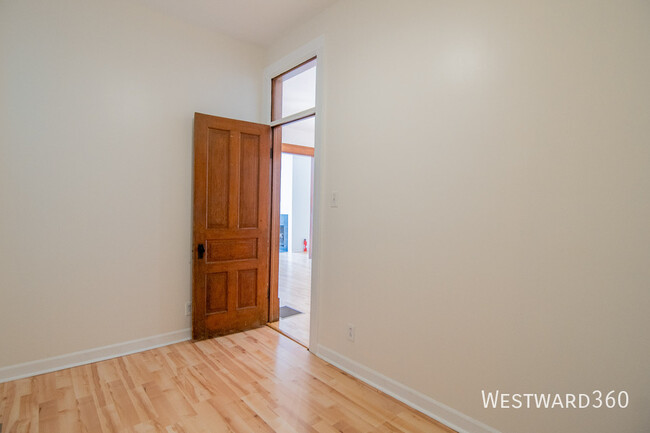 Building Photo - 3356 N Kenmore Ave