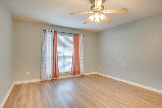 Building Photo - Northeast Pensacola 2 R, 2BA Home Near UWF with Wood-Look Flooring, Large Sunroom, Spacious Lot &...