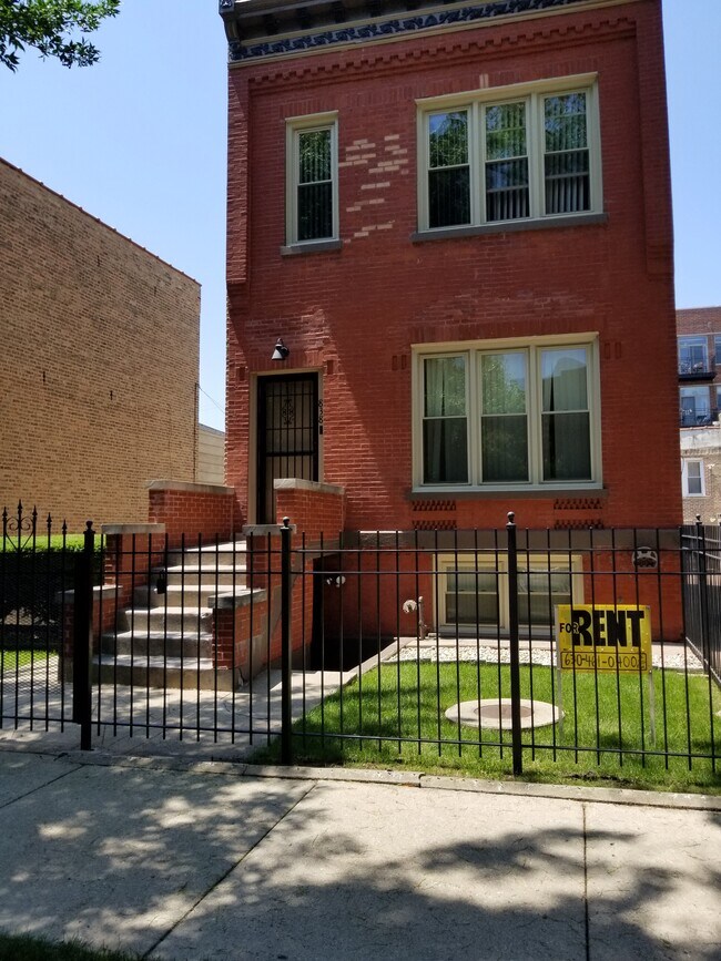 Building Exterior - 838 S Claremont Ave