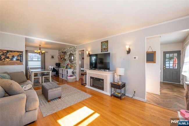 Building Photo - 16-15 Well Dr