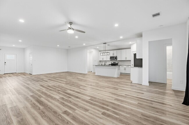 Building Photo - 31514 Avebury Lake Ln