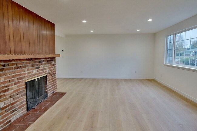 Building Photo - 4 bedroom Home on Highland St in Tacoma - APPLICATION PENDING