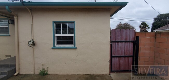 Building Photo - 2 Bedroom Santa Maria home available!