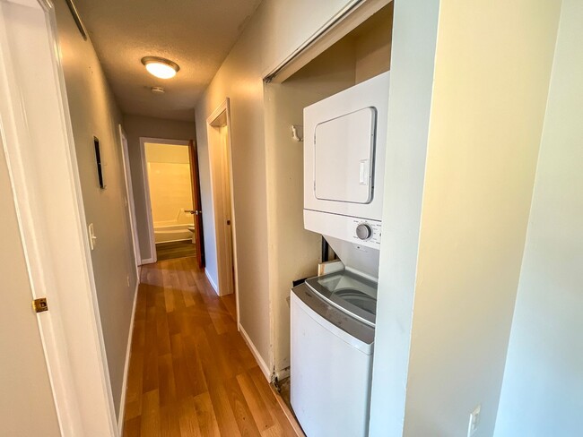 Building Photo - Hamden 2-Bed Condo W/ In-Unit Laundry!