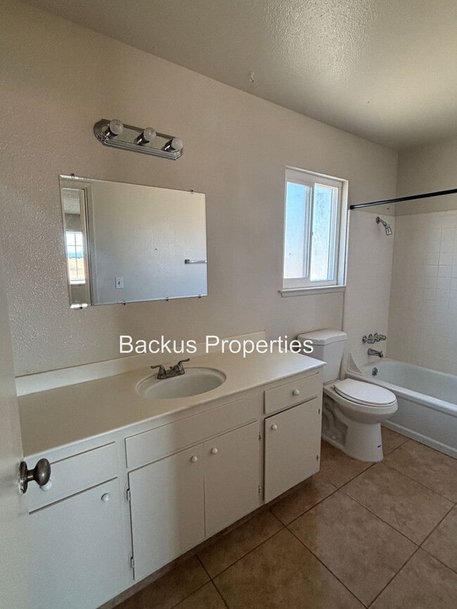 Building Photo - Great home in North Salinas -Three bedrooms
