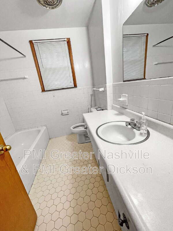 Building Photo - 320 Mockingbird Ln