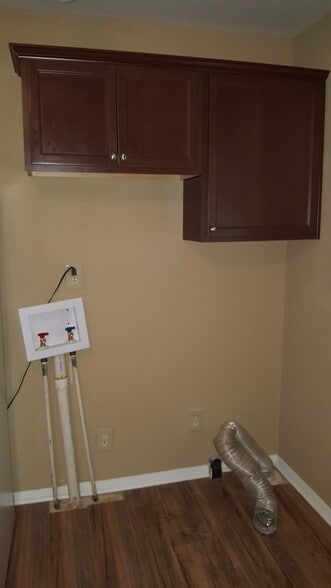 Washer/Dryer Connections - 511 Johnson St