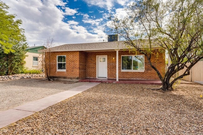 Primary Photo - Adorable Brick home near UA
