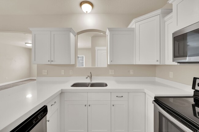 Building Photo - 1823 N Crest Rd