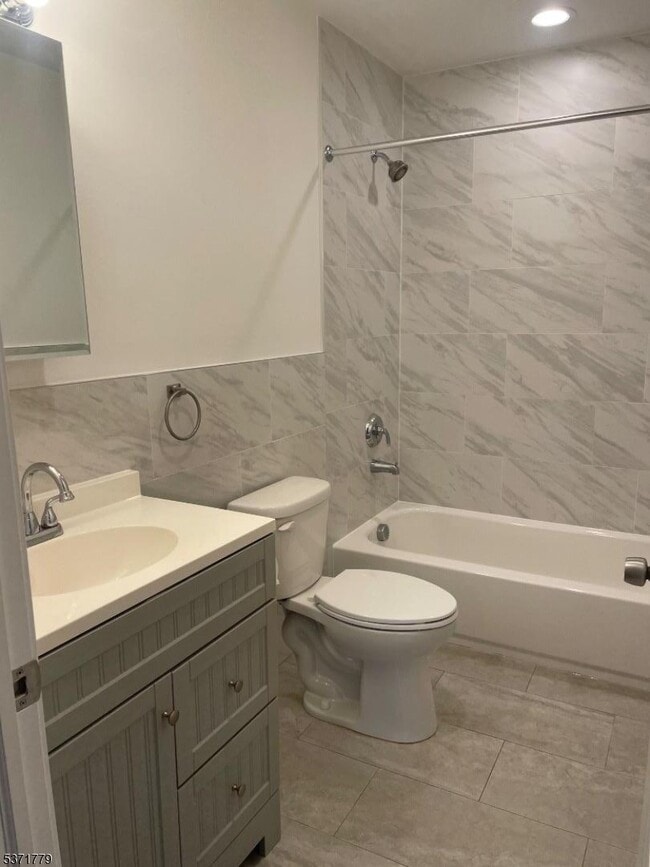 Building Photo - 271 Main St