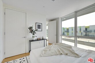 Building Photo - 1705 Ocean Ave