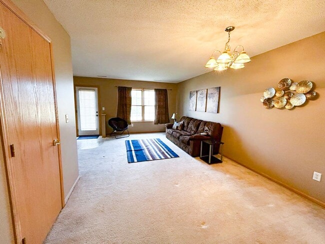 Building Photo - Townhome in Quiet NW Rochester Neighborhood!
