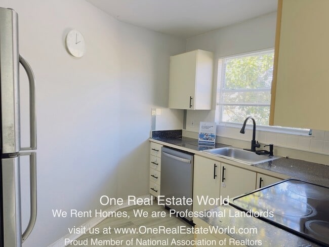 Building Photo - 2504 Woodgate Blvd