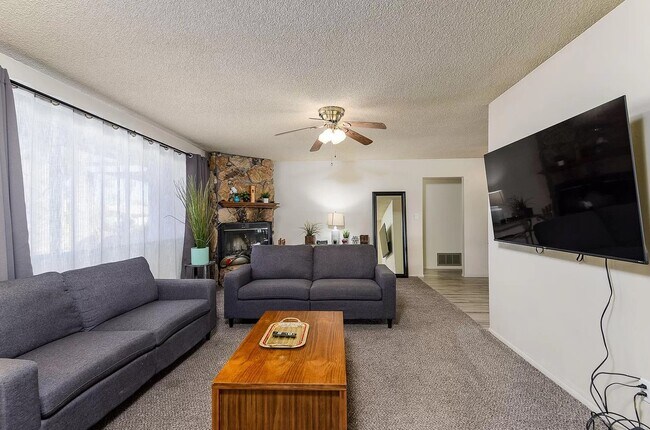 Primary Photo - 635 E Manhatton Dr