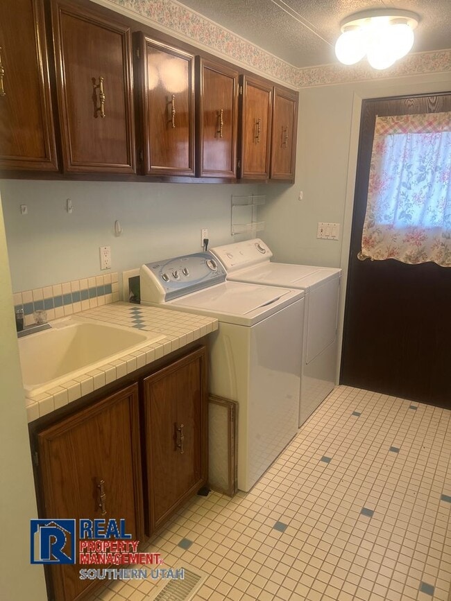Building Photo - Toquerville home on large lot
