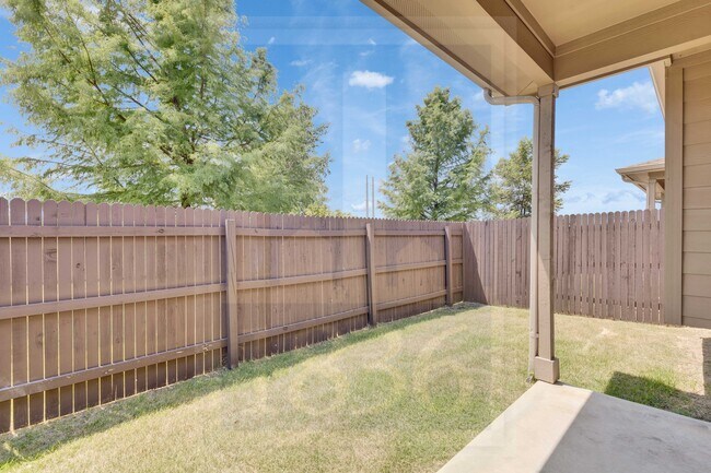 Building Photo - 2880 Donnell Dr