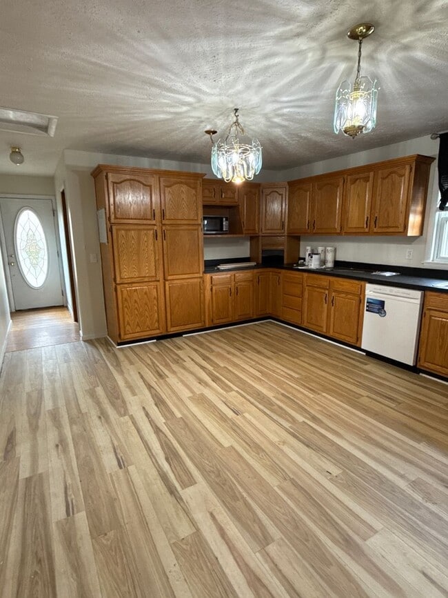 Building Photo - Charming 3 bedroom