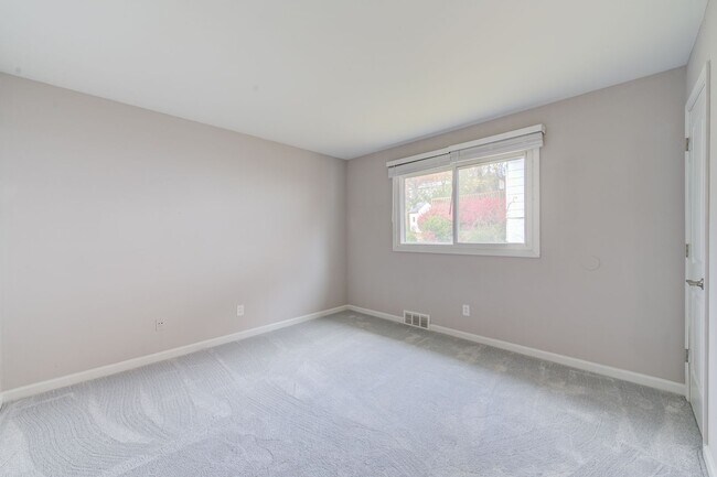 Building Photo - Pet Friendly, Renovated Home in Fox School District