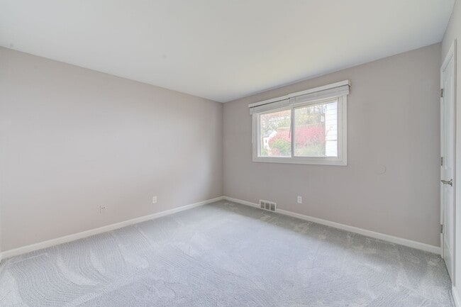 Building Photo - Pet Friendly, Single Family Renovated Home in Fox School District