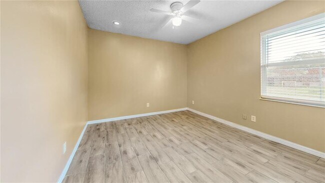 Building Photo - 305 Medina Ct