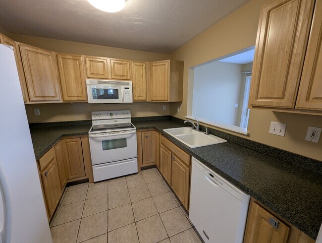 Building Photo - Immaculate End Unit in Desirable Weatherst...