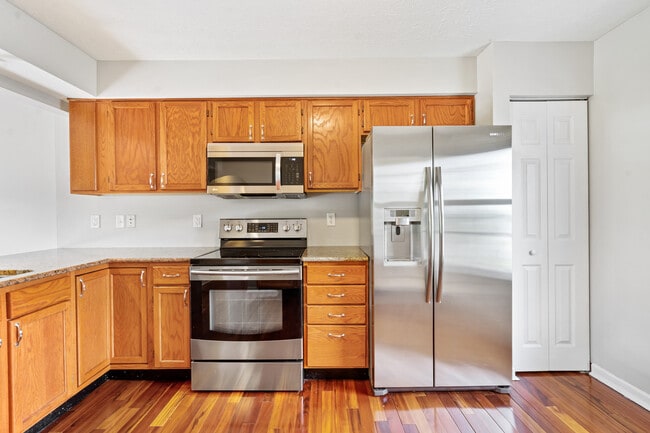 Building Photo - 2711 Canterbury Dr