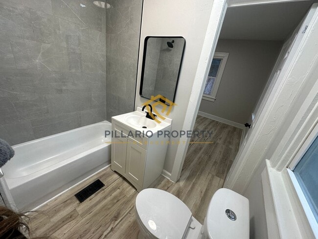 Building Photo - Welcome home to this beautiful 2 bedroom, 2 full bath in Forest Manor, just minutes from the Fair...