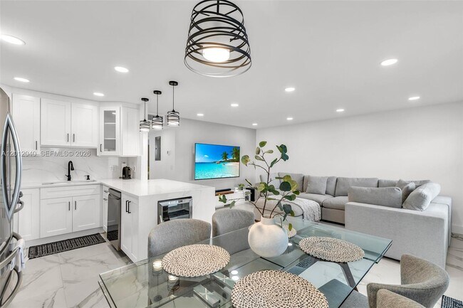 Building Photo - 3042 Harwood D