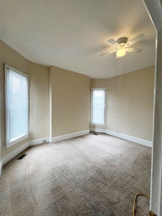 Building Photo - AKS390