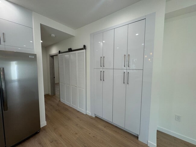 Building Photo - Spacious 1000 Sq. Ft. Single-Floor Back AD...