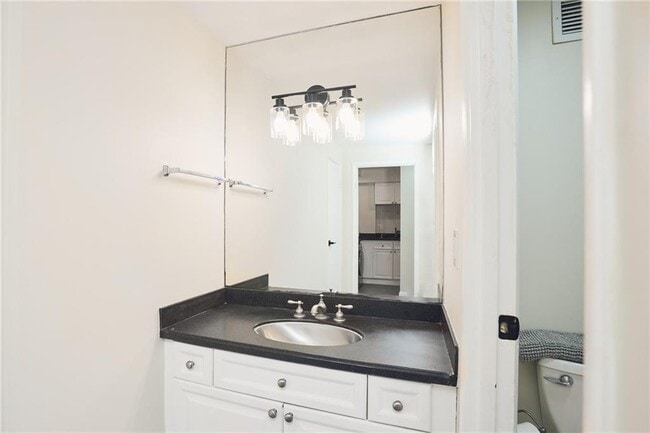 Building Photo - 2479 Peachtree Rd NE