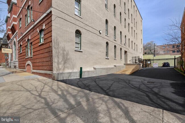 Building Photo - 825 N 29th St