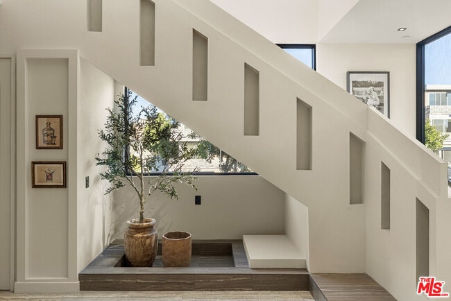 Building Photo - 1021 N Ogden Dr