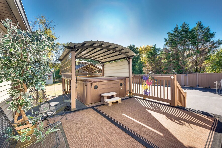 Building Photo - 808 Water View Ter