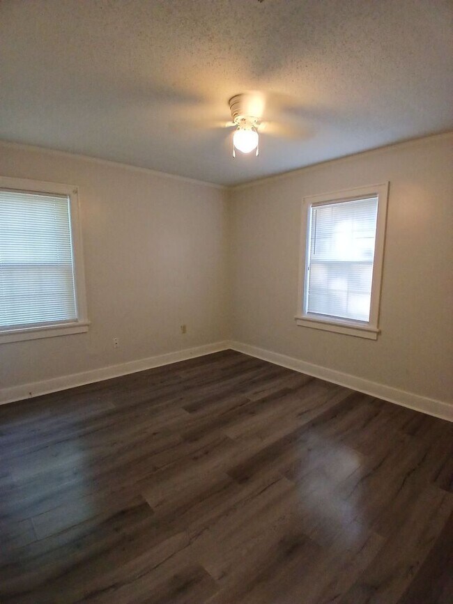 Building Photo - Charming 2 bedroom 1 bath home for rent- S...