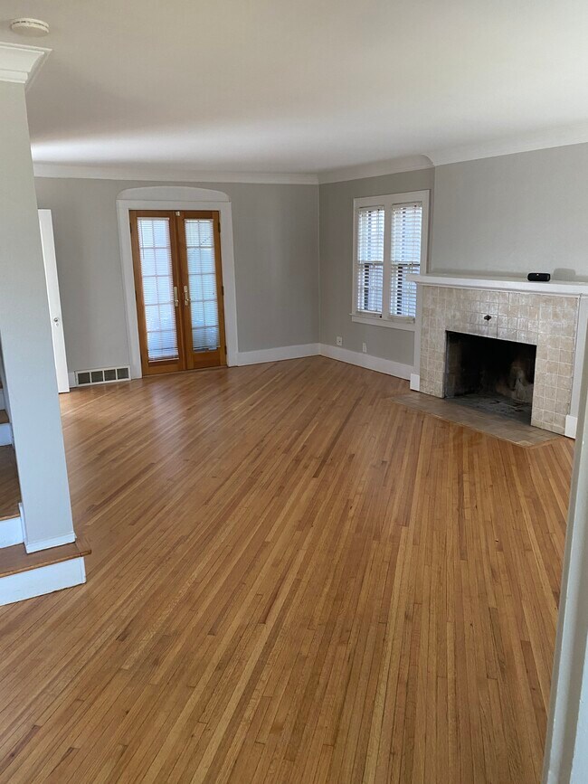 Building Photo - 74 E Iroquois Rd