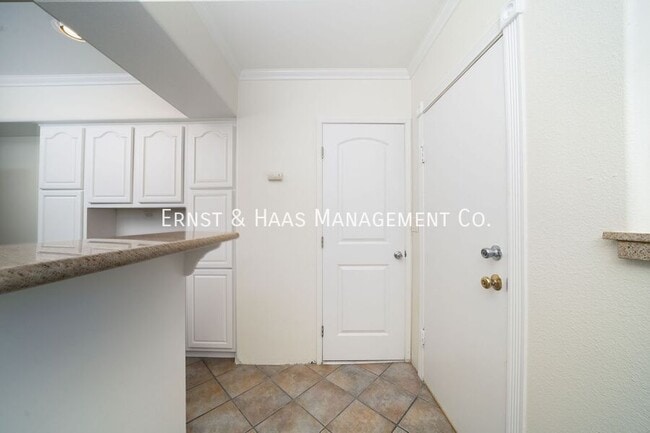 Building Photo - 1635 E Erie St