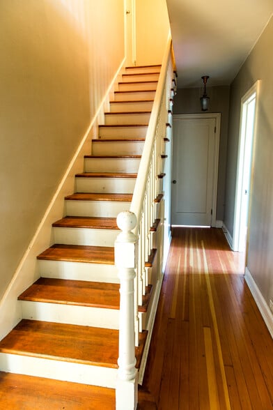 Building Photo - 850 W 11th Ave