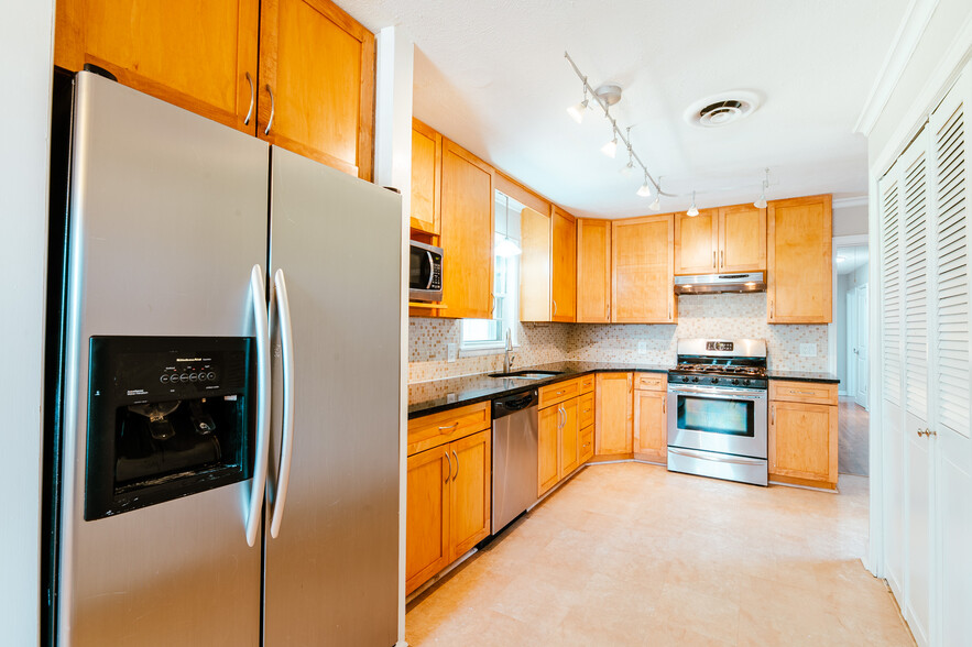 Primary Photo - 3300 Medina Avenue