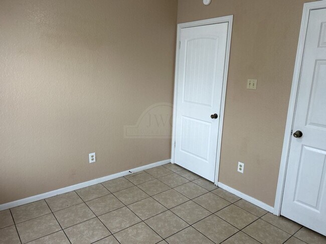 Building Photo - 2511 Bermuda Dr