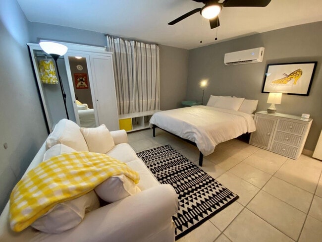 Building Photo - 819 SW 9th Terrace