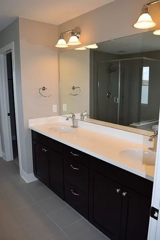 Building Photo - Spacious 3 Bedroom 2.5 Bathroom Home in Me...