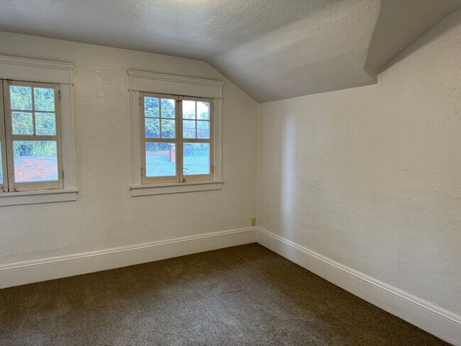 Building Photo - Large 4 bedroom, 1.5 bathroom farm house on River Rd!