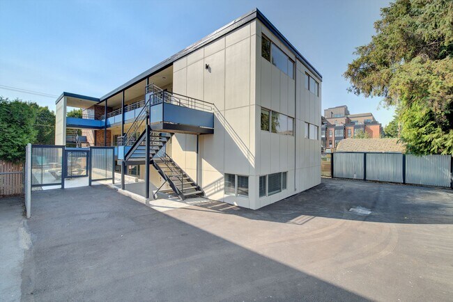 Building Photo - Spacious 1Bed/1Bath Ground Floor Apartment...