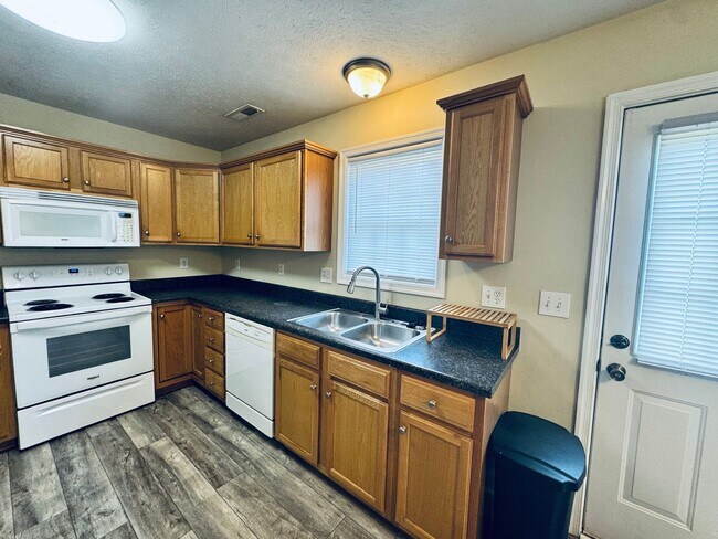 Building Photo - Sterling Park Townhome