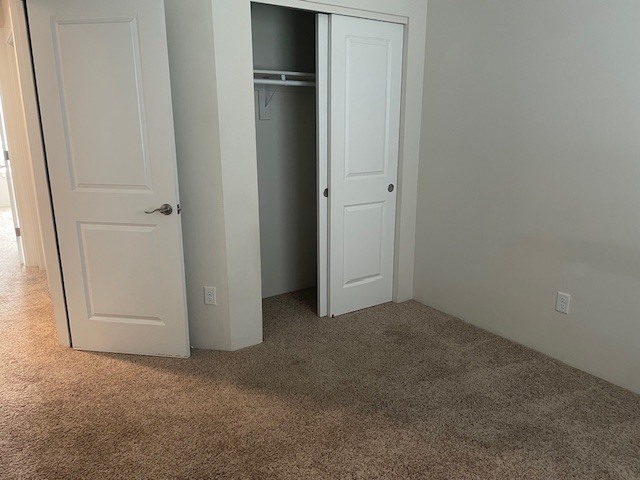 Building Photo - 404 Oak St