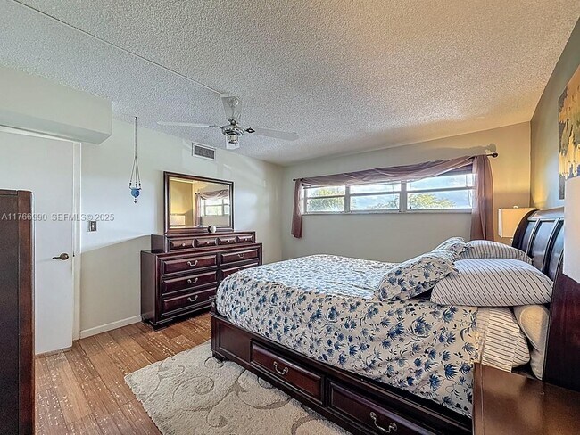 Building Photo - 9411 N Hollybrook Lake Dr