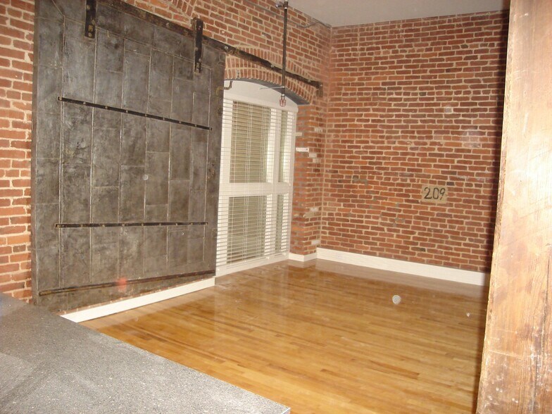 Building Photo - 425 N Prince St