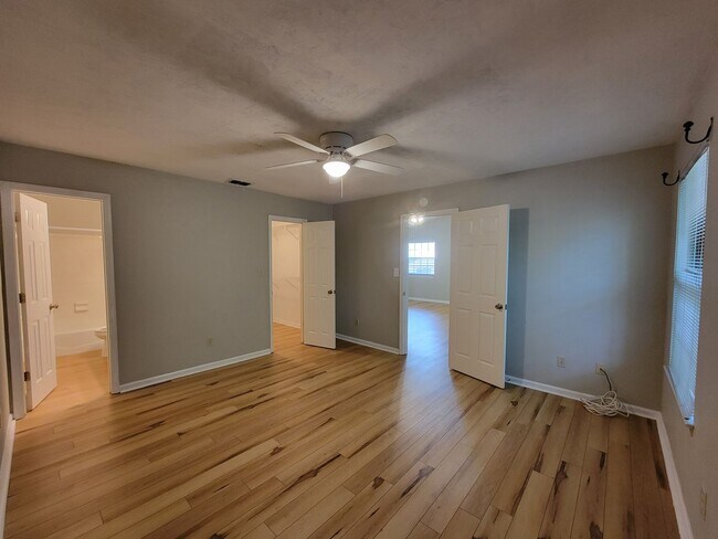 Building Photo - 2 bedroom/ 2 bath duplex for rent in NE Tallahassee, woodfloors, fenced back yard available Augus...